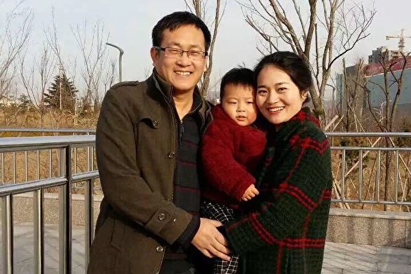 Wang Quanzhang avec son épouse, Li Wenzu, et leur fils. Me Wang Quanzhang, avocat défenseur des droits de l’homme, est détenu en Chine sans procès depuis août 2015. (Gracieuseté de Li Wenzu)