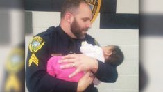 Un policier qui répond à un appel pour vol à l’étalage trouve un bébé qui pleure avec une «maman» droguée dans la salle de bain