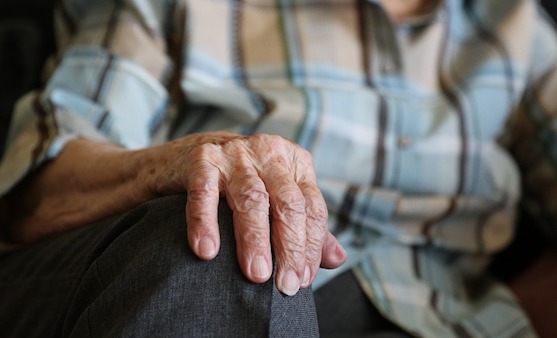Un aide-soignant est soupçonné d'avoir maltraité et violenté une pensionnaire âgée de 98 ans d'un Ehpad dans le Val-de-Marne. (Photo d'illustration : Pixabay)