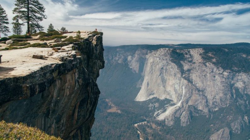 Taft Point dans le parc national de Yosemite en Californie. (Jesse Gardner/Unsplash)