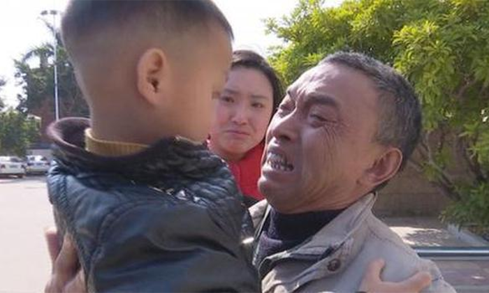 M. Feng voyant son petit-fils pour la première fois depuis plus d'un an, après que la police l'a trouvé. (Beijing Youth Daily / weibo.com)
 
