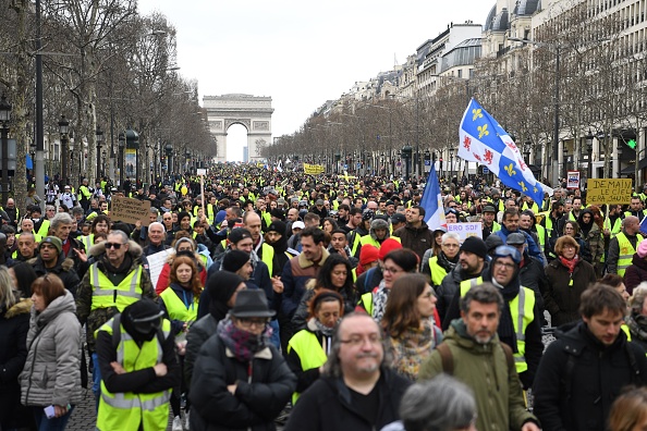 Les Gilets jaunes défilent sur les Champs-Élysées le 2 mars 2019. Crédit : ERIC FEFERBERG/AFP/Getty Images.