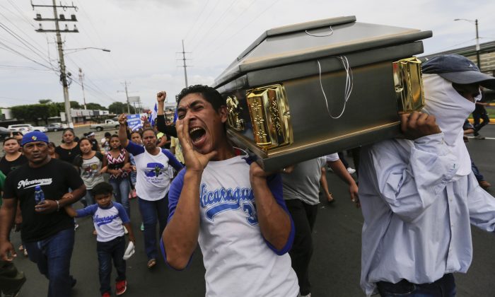 Amis et parents portent le cercueil de l'étudiant Gerald Velazquez, abattu lors d'affrontements avec la police anti-émeute, à Managua, au Nicaragua, le 16 juillet 2018. (Inti Ocon/AFP/Getty Images)