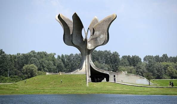 -Cette photo prise le 25 juillet 2018 montre le mémorial en forme de fleur à Jasenovac où le président croate et le président israélien ont rendu hommage aux victimes tuées. Photo de STRINGER / AFP / Getty Images.