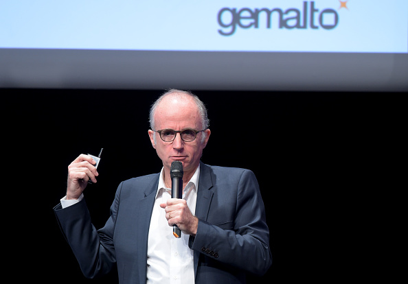 -Philippe Vallee, PDG de Gemalto, prend la parole lors de la conférence Digiworld Summit à Paris, le 28 novembre 2018. Photo : ERIC PIERMONT / AFP/ Getty Images.