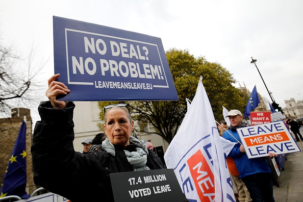 -Les partisans du Pro-Brexit brandissent des pancartes et des drapeaux lors de leur manifestation devant le Parlement le 14 janvier 2019. Photo de Tolga AKMEN / AFP / Getty Images.