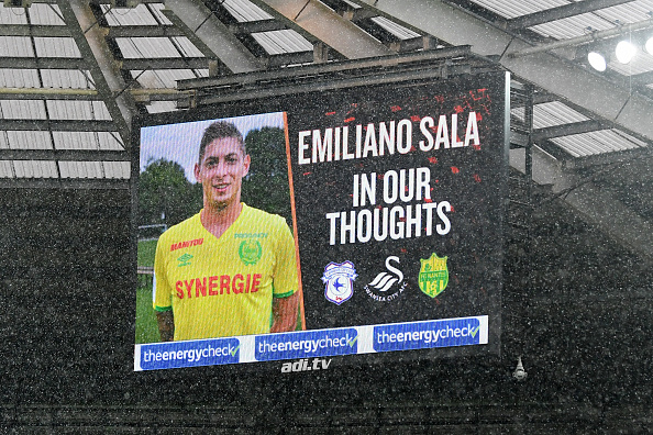 -L'écran principal montre un hommage à Emiliano Sala avant le match de la quatrième Coupe de la FA Cup entre Swansea City et Gillingham au Liberty Stadium le 26 janvier 2019 à Swansea, Royaume-Uni. Photo de Stu Forster / Getty Images.