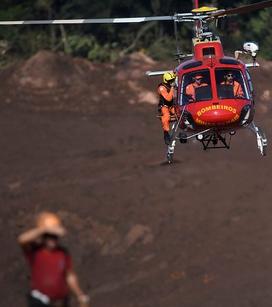 -Les secouristes recherchent les victimes de l'effondrement du barrage près de la ville de Brumadinho, dans l'état de Minas Gerais, au sud-est du Brésil, le 28 janvier 2019. Les recherches de survivants se sont intensifiées le quatrième jour, avec le soutien d'un contingent israélien. Photo DOUGLAS MAGNO / AFP / Getty Images.