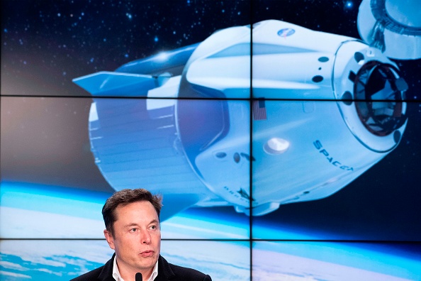 -Le chef de SpaceX, Elon Musk, s'exprime lors d'une conférence de presse après le lancement de la mission de démonstration du dragon à équipage SpaceX au Centre spatial Kennedy de Floride le 2 mars 2019. Photo de Jim WATSON / AFP / Getty Images.