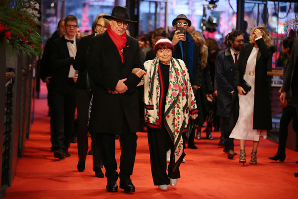 -Dieter Kosslick, réalisateur du festival, et Agnès Varda, réalisatrice, arrivent pour la première du film (Varda Par Agnès) lors de la 69ème édition du Festival international du film de la Berlinale à Berlin, , Allemagne. Photo de Thomas Niedermueller / Getty Images.