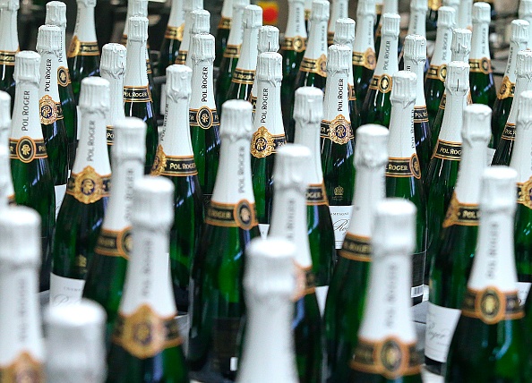 -Une photo prise le 7 mars 2019 à Epernay, dans l'est de la France, montre des bouteilles de Pol Roger Champagne étiquetées. Pol Roger, exporte 20% de sa production en Grande-Bretagne. Photo de FRANCOIS NASCIMBENI / AFP / Getty Images.