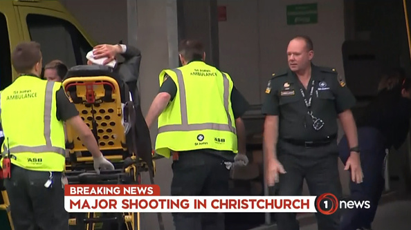 -Une capture d'image de TV New Zealand prise le 15 mars 2019 montre une victime tenant sa tête alors qu’elle arrive à l’hôpital après la fusillade de la mosquée à Christchurch. Photo LAURENT FIEVET / AFP / Getty Images.