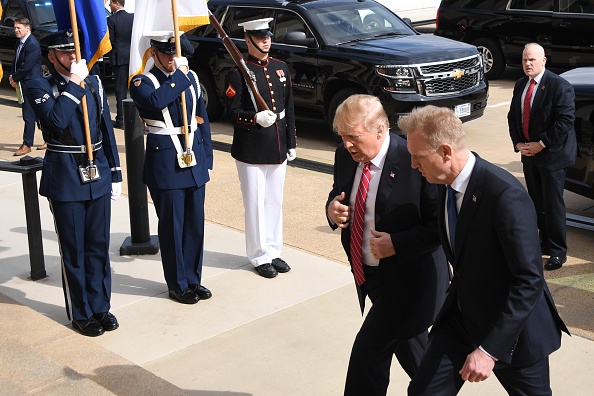 -Le secrétaire américain à la Défense par intérim, Patrick Shanahan, rencontre le président américain Donald Trump lors de son arrivée au Pentagone à Washington, DC, le 15 mars 2019, pour des réunions avec de hauts dirigeants militaires. Photo de Jim WATSON / AFP / Getty Images.