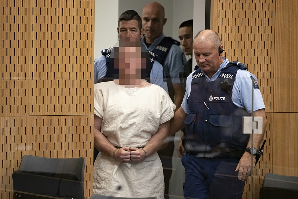 -Brenton Tarrant, l'homme accusé du massacre de Christchurch, est amené au banc des accusés pour sa comparution devant le tribunal de district de Christchurch le 16 mars 2019. Photo par Mark Mitchell / POOL / AFP / Getty Images.