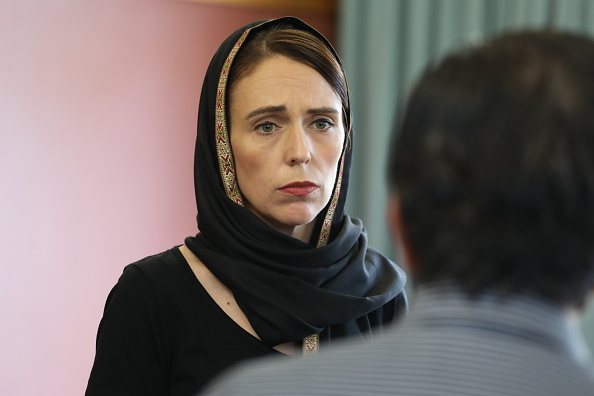 La Première ministre de la Nouvelle-Zélande, Jacinda Ardern, rencontre des représentants de la communauté musulmane le 16 mars 2019 à Christchurch. (Photo  : Office of the Prime Minister of New Zealand via Getty Images)