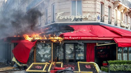 Saccage des Champs-Élysées : 80 enseignes touchées, le Premier ministre interpellé
