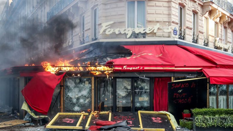 Samedi, l'acte 18 de la mobilisation des "gilets jaunes" a été marquée par une flambée de violences à Paris, et en particulier sur les Champs-Élysées, théâtre d'affrontements, de pillages et de départs de feu. (ZAKARIA ABDELKAFI/AFP/Getty Images)