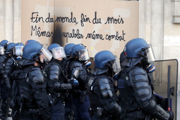 Des policiers anti-émeutes en marge d'une manifestation des "Gilets Jaunes" à Bordeaux, le 16 mars 2019, à Paris. (Photo : GEOFFROY VAN DER HASSELT/AFP/Getty Images)