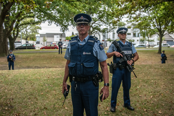 -Des policiers armés surveillent la zone près de la mosquée Al Noor lors d'une visite du vice-président turc Fuat Oktay et du ministre des Affaires étrangères Mevlut Cavusoglu le 18 mars 2019 à Christchurch en Nouvelle-Zélande. Photo de Carl Court / Getty Images.