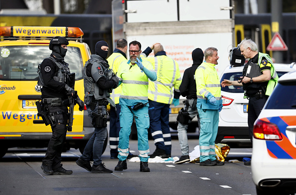 -Le 18 mars 2019, Plusieurs personnes ont été blessées dans une fusillade dans un tramway dans la ville néerlandaise d'Utrecht, a annoncé la police. Les médias locaux ont rapporté que la police antiterroriste était sur les lieux. Photo ROBIN VAN LONKHUIJSEN / AFP / Getty Images.