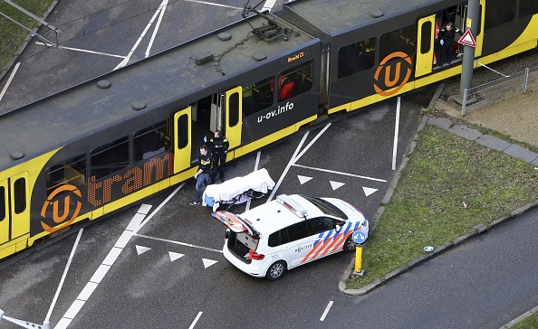 -Les forces de police spéciales inspectent un tramway au 24 Oktober place d’Utrecht, le 18 mars 2019, où une fusillade a eu lieu. Photo RICARDO SMIT / AFP / Getty Images.