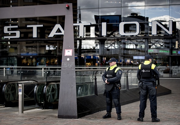 Pays-Bas : des officiers surveillent l'entrée d'une station à Rotterdam, le 18 mars 2019 après l'attaque d'Utrecht. -      (Photo : KOEN VAN WEEL/AFP/Getty Images)