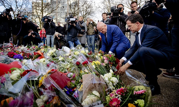 Le Premier ministre néerlandais Mark Rutte (à droite) et le ministre de la Justice et de la Sécurité, Ferdinand Grapperhaus (à gauche) déposent des fleurs près du lieu de la fusillade à Utrecht, le 19 mars 2019. Trois personnes ont été tuées et cinq blessées , dans une fusillade dans un tramway à Utrecht, le 18 mars 2019. Le suspect impliqué dans l'attaque, Gokmen Tanis, âgé de 37 ans et né en Turquie, a été arrêté par la police.(Photo : ROBIN VAN LONKHUIJSEN/AFP/Getty Images)