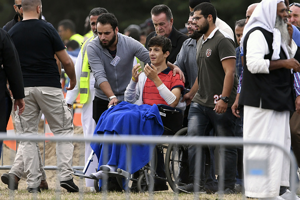 -Zaid Mustafa en fauteuil roulant, blessé dans l’attentat des mosquées, assiste aux funérailles de son père assassiné, Khalid Mustafa et de son frère Hamza Mustafa, au cimetière du Mémorial Park à Christchurch le 20 mars 2019. Photo par WILLIAM WEST / AFP / Getty Images.