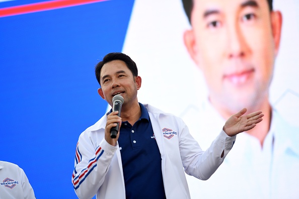 -Itthipol Khunpleum, candidat du parti Phalang Pracharat, s'exprime lors d'un rassemblement de campagne dans la province de Chonburi le 21 mars 2019, trois jours avant les élections générales du pays. Photo de Ye Aung THU / AFP / Getty Images.