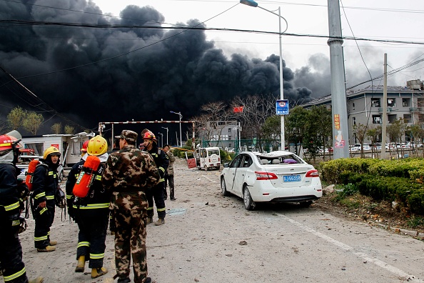 -Le 21 mars 2019, des pompiers et des policiers paramilitaires chinois fouillent un site d'explosion à Yancheng, dans l'est de la Chine, dans la province du Jiangsu. Photo de STR / AFP / China OUT / Getty Images.