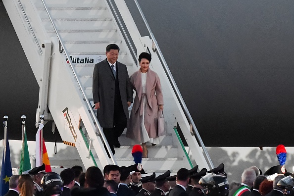 -Le président chinois Xi Jinping et son épouse Peng Liyuan descendent de leur avion après avoir atterri à l'aéroport de Rome Fiumicino pour une visite de deux jours en Italie le 21 mars 2019. Photo de Tiziana FABI / AFP / Getty Images.