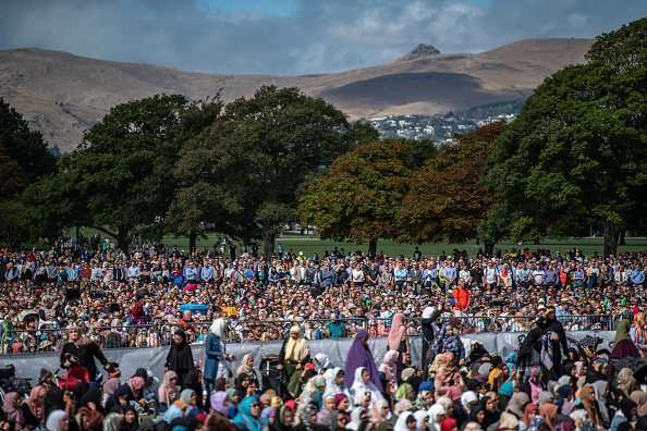-Les visiteurs assistent à la prière du vendredi, en signe de solidarité, dans un parc près de la mosquée Al Noor le 22 mars 2019 à Christchurch, en Nouvelle-Zélande. Photo de Carl Court / Getty Images.