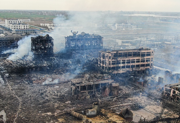 -Une vue aérienne montre des bâtiments endommagés après l'explosion d'une usine chimique à Yancheng dans la province du Jiangsu, dans l'est de la Chine, au début de la journée du 22 mars 2019. L'explosion a fait de nombreux morts, des centaines de blessés et a détruit un parc industriel. Photo de STR / AFP / Getty Images.