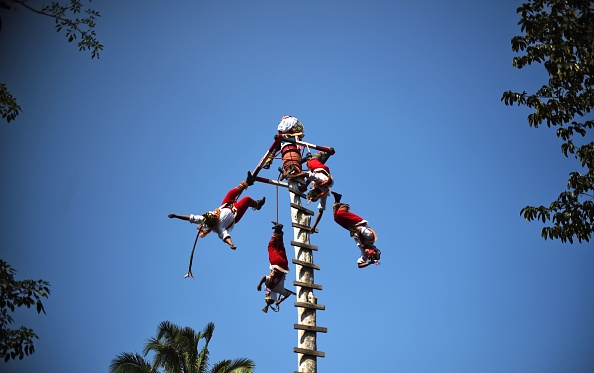 -Les Totonaques exécutent le rituel des « Voladores » lors d'une séance de training. C’est un rituel préhispanique sacré associé à la fertilité des sols, classé patrimoine culturel immatériel par l'UNESCO en 2009. Photo de RODRIGO ARANGUA / AFP / Getty Images.