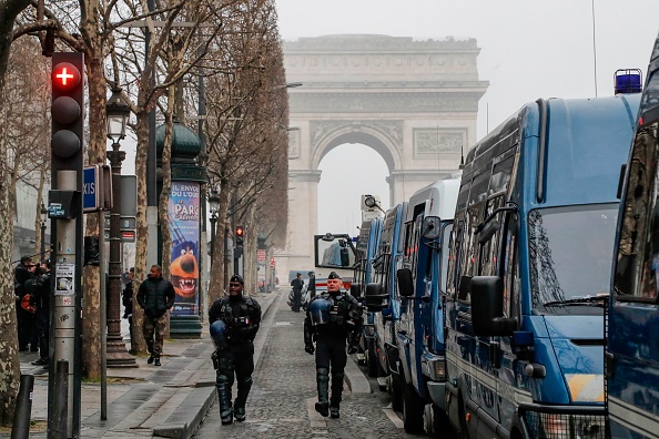 "Gilets jaunes" : la police parisienne a interdit aux manifestants de se rendre dans un vaste quartier de l'ouest de la ville, notamment sur la célèbre avenue des Champs-Élysées (qui mène à l'Arc de Triomphe).    (Photo : FRANCOIS GUILLOT/AFP/Getty Images)