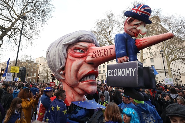Une marionnette de la Première ministre britannique, Theresa May, représentant de l'économie britannique, est installée à Whitehall, près de Downing Street, après une marche et un rassemblement organisés par la campagne du vote populaire pro-européen en faveur d'un second référendum européen dans le centre de Londres, le 23 mars 2019. (Photo : ISABEL INFANTES/AFP/Getty Images)