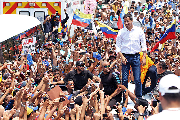 -Le 23 mars 2019, le chef de l'opposition vénézuélienne et président par intérim autoproclamé, Juan Guaido, a salué ses partisans lors d'une manifestation à Barcelone, dans l'État d'Anzoategui, au Venezuela. Photo de Carlos Landaeta / AFP / Getty Images.
