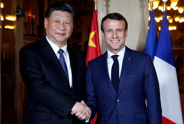 Le président Emmanuel Macron  et le chef du Parti communiste chinois Xi Jinping à la Villa Kerylos avant un dîner le 24 mars 2019 à Beaulieu-sur-Mer, près de Nice.   (Photo : JEAN-PAUL PELISSIER/AFP/Getty Images)