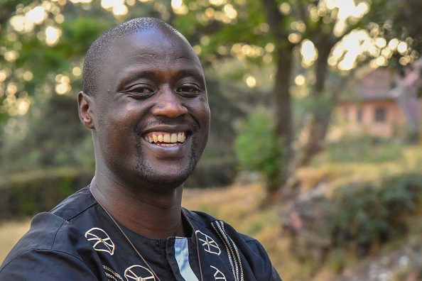 Peter Tabichi, sacré meilleur professeur du monde. Il est professeur de mathématiques et de physique à l'école secondaire Keriko Mixed Day Secondary School de Pwani Village. Il a remporté le Prix mondial de l'enseignant de 1 million de dollars pour 2019.     (Photo :  SULEIMAN MBATIAH/AFP/Getty Images)