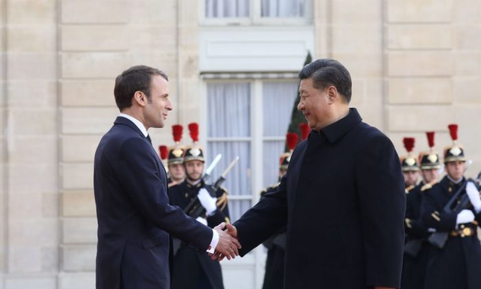 Le président français Emmanuel Macron (à g.) accueille le dirigeant chinois Xi Jinping au Palais de l'Élysée à Paris, le 25 mars 2019. (LUDOVIC MARIN/AFP/Getty Images)