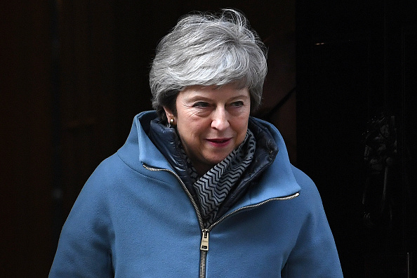 Le Premier ministre britannique Theresa May quitte le 10 Downing Street le 26 mars 2019. Le Parlement britannique a commencé aujourd'hui à préparer une nouvelle stratégie pour le Brexit après avoir saisi l'initiative du processus décisif du gouvernement du Premier ministre Theresa May lors d'un vote historique. (Photo : PAUL ELLIS/AFP/Getty Images)