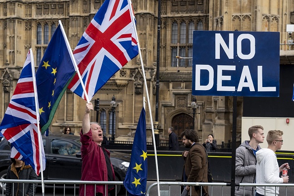 -Face à la perte de tout contrôle sur le processus du Brexit, la première ministre britannique Theresa May semble avoir joué sa finale carte en annonçant qu'elle se retirera si les députés approuvent son accord sur le Brexit. Photo de Niklas HALLE'N / AFP / Getty Images.