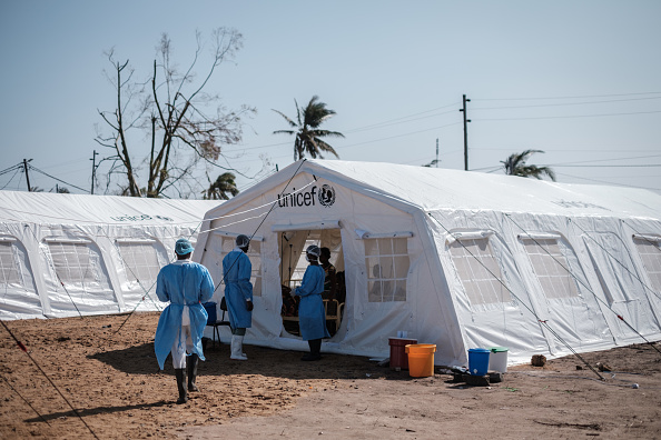 -Le personnel médical se tient devant une tente de traitement pouvant accueillir un patient souffrant de diarrhée au centre de santé urbaine Macurungo de Beira le 27 mars 2019, cinq cas de choléra ayant été confirmés au Mozambique à la suite du cyclone qui a ravagé le pays. Photo de Yasuyoshi CHIBA / AFP / Getty Images.