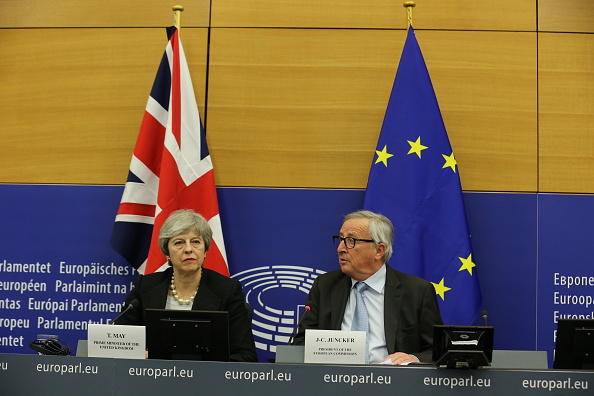 -La première ministre britannique Theresa May et le président de la Commission européenne, Jean-Claude Juncker, assistent à une conférence de presse à la Commission européenne le 11 mars 2019 à Strasbourg, en France. Photo de Thomas Niedermueller / Getty Images.