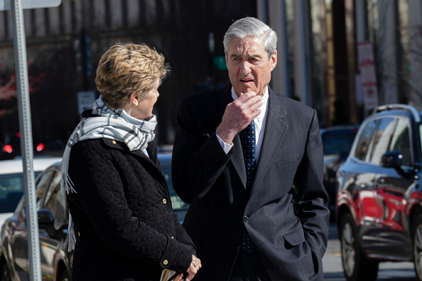 -Ann Mueller et l'avocat spécial Robert Mueller marche le 24 mars 2019 à Washington, DC. Photo par Tasos Katopodis / Getty Images.
