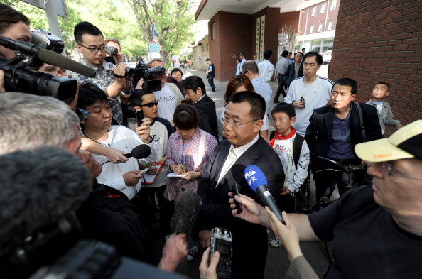 -Des journalistes étrangers interrogent l'avocat des droits de l’homme, le  chinois Jiang Tianyong devant une porte de l'hôpital Chaoyang à Beijing, ceci avant qu’il soit arrêté et emprisonné, pour avoir défendu des sujets sensibles. Pékin le 2 mai 2012. Photo MARK RALSTON / AFP / Getty Images.