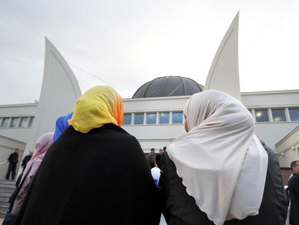 Des femmes de la communauté musulmane arrivent pour assister à l'inauguration officielle de la Grande Mosquée de Strasbourg le 27 septembre 2012.     (Photo : FREDERICK FLORIN/AFP/GettyImages)