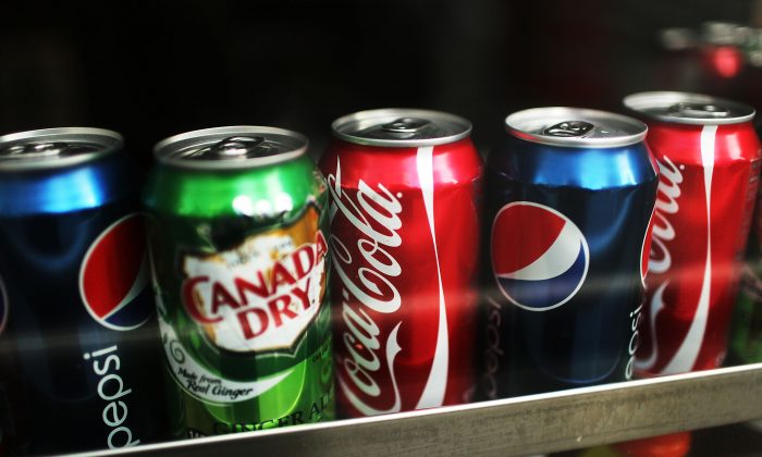 Les canettes de soda sont exposées sur une étagère à New York le 23 janvier 2013. (Spencer Platt/Getty Images)
