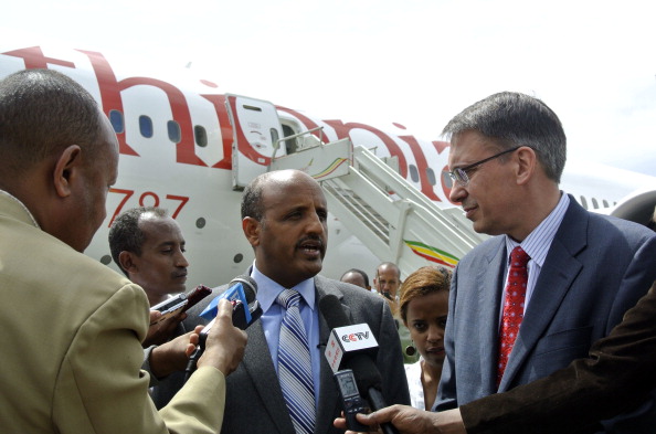 -Tewolde Gebremariam PDG d'Ethiopian Airlines, et Randy Tinseth, vice-président du marketing des avions commerciaux chez Boeing, affirment dans un communiqué. "Malgré la tragédie, Boeing et Ethiopian Airlines continueront d'être liés à l'avenir" Photo JENNY VAUGHAN / AFP / Getty Images.