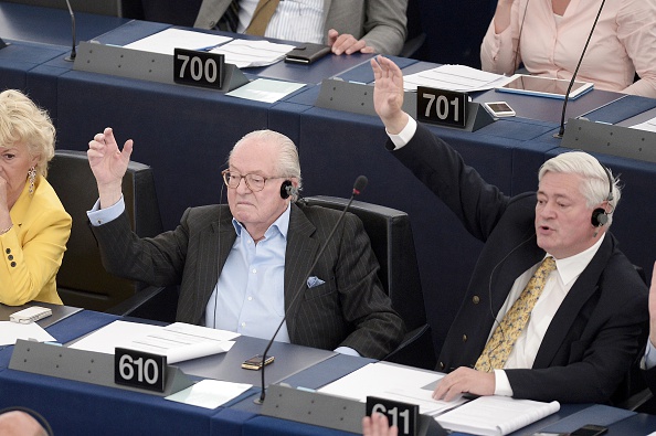-Le président d'honneur du parti national d'extrême droite français Jean-Marie Le Pen et le député européen des FN français Bruno Gollnisch prennent part à une séance de vote le 19 mai 2015 au Parlement européen à Strasbourg, dans l'est de la France. Photo FREDERICK FLORIN / AFP / Getty Images.